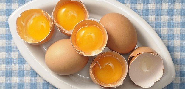 Сырые яйца – состав, полезные свойства и вред