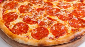 Пицца с колбасой – 5 рецептов с разными начинками