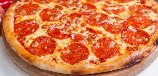 Пицца с колбасой – 5 рецептов с разными начинками