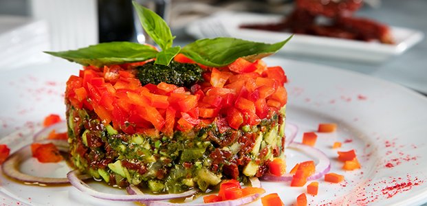Салат с вялеными помидорами – 4 изысканных рецепта