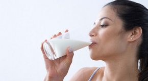 Молоко на ночь – польза, вред и влияние на сон