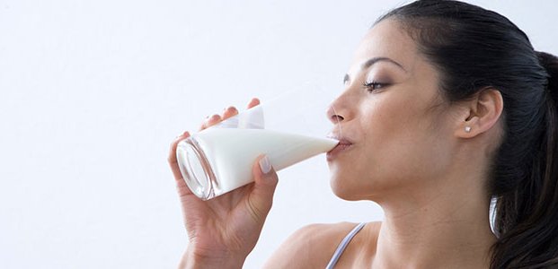 Молоко на ночь – польза, вред и влияние на сон