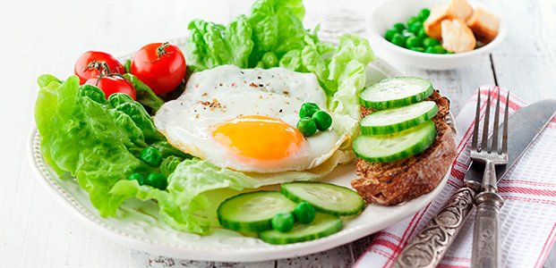 Яичница-глазунья – 3 рецепта правильного завтрака