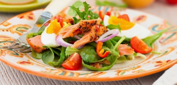 Салат с рыбой горячего копчения – 4 рецепта