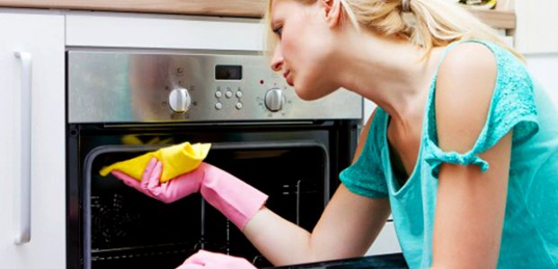 Как быстро почистить духовку подручными средствами