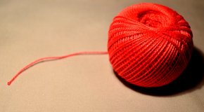 Красная нить на запястье: как завязывать и что означает