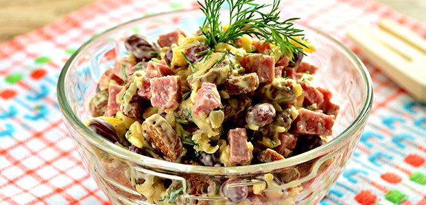 Салат с копченой колбасой – 5 простых рецептов