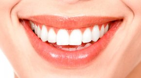 Как отбелить зубы в домашних условиях – народные средства