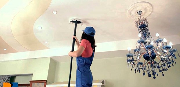 Как быстро помыть натяжной потолок — моем без разводов