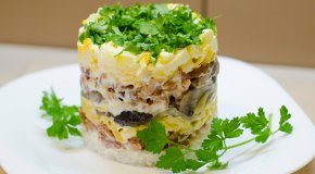 Салат с копченой куриной грудкой — вкусные рецепты