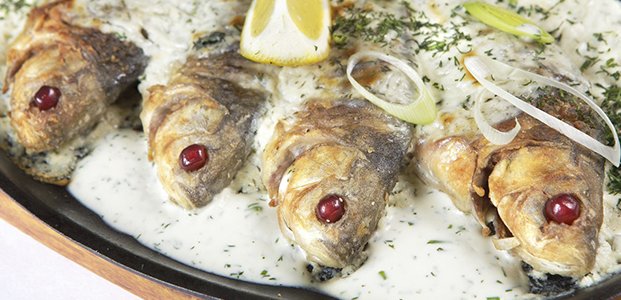 Карась в сметане – 4 рецепта нежной рыбы