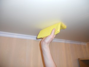 Как помыть натяжные глянцевые потолки