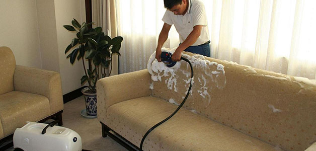 Как почистить диван 