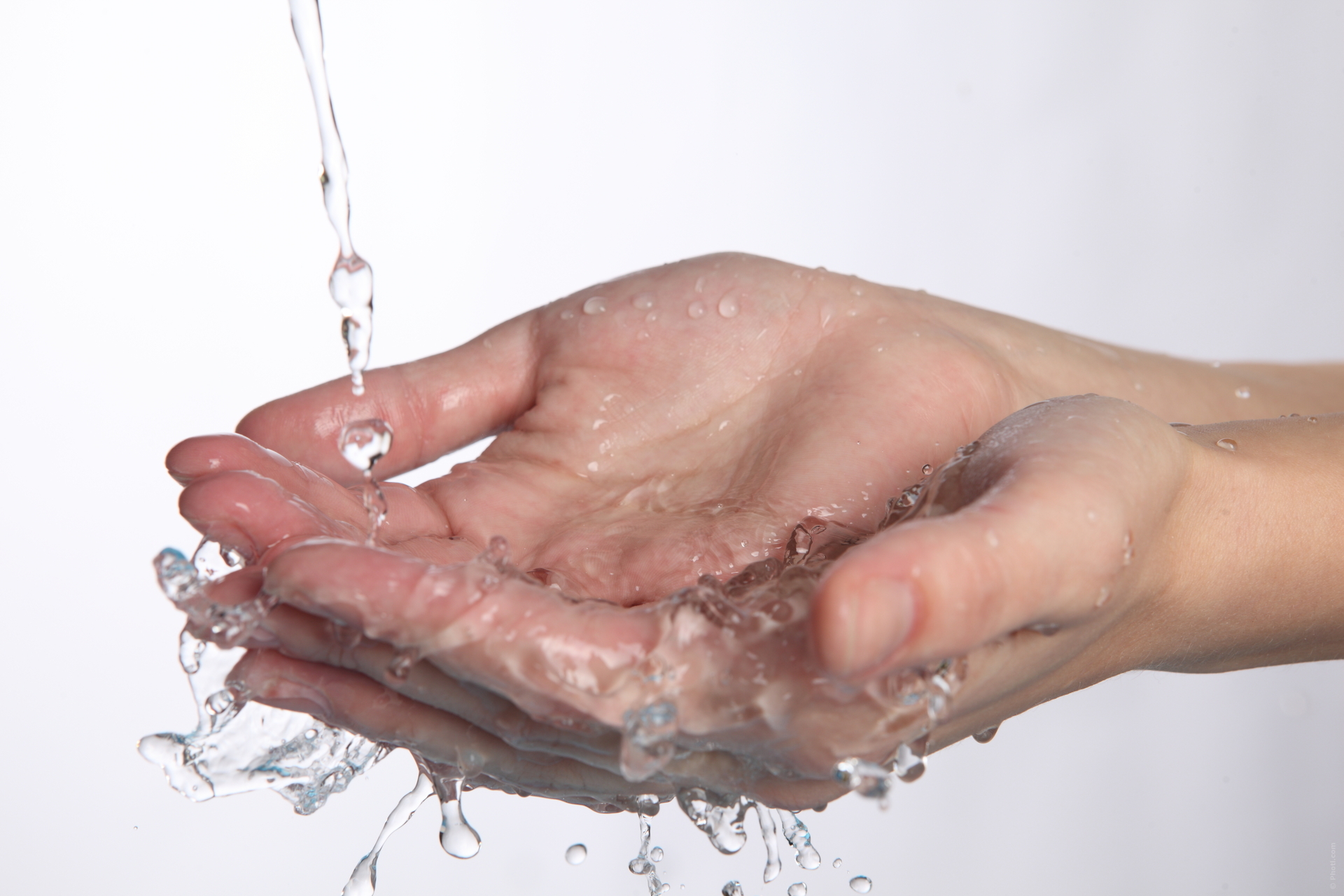 Легко смывается водой. Мытье рук водой. Мытье рук под водой. Вода в руках. Руки помыть водой.