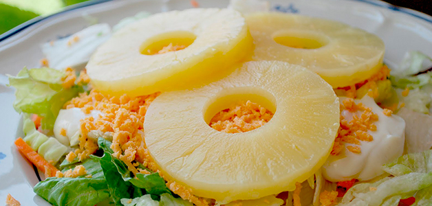 Салаты с курицей и ананасом - рецепты на любой вкус
